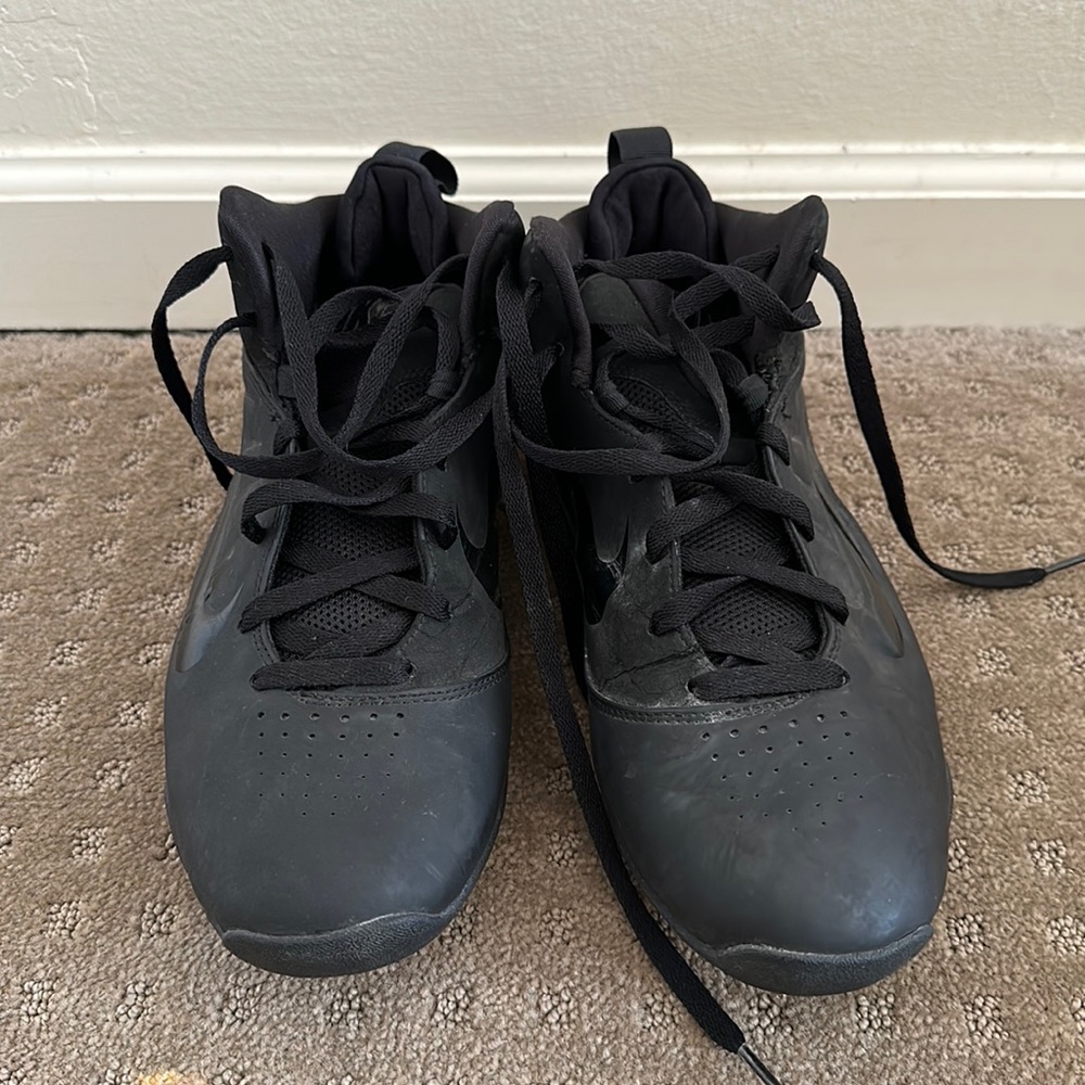 Men’s Size 9 Black Nike AirMax basketball shoes